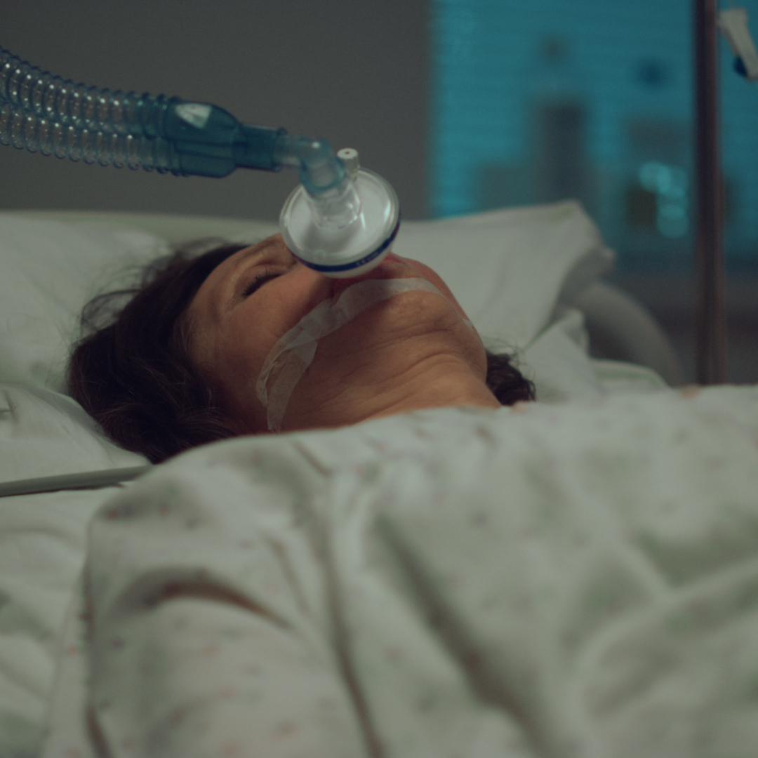 Pflegekraft bei der Intensivpflege eines Patienten zu Hause in Hamburg