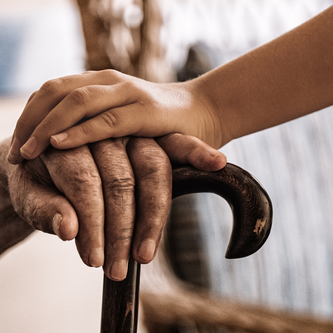 Erwachsener Patient in respektvoller, geborgener Pflegeumgebung