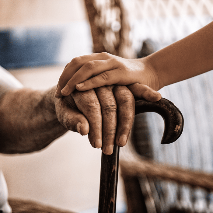 Pflegerin betreut Seniorin