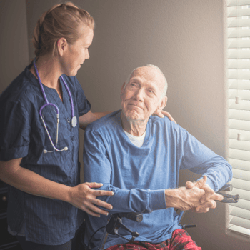 Pflegerin mit Patient